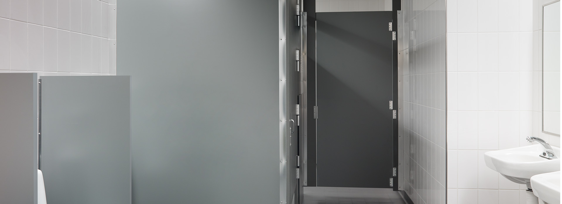 Restroom partitions 928 Mouse ColorCore2 Compact