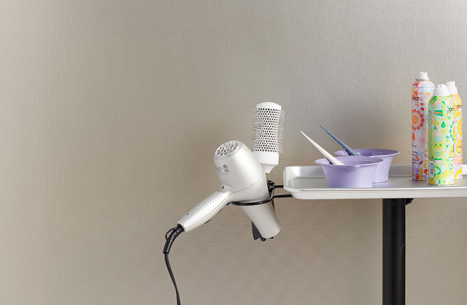 Laminado DecoMetal® M6422 Woven Argent en un muro en un salón de belleza