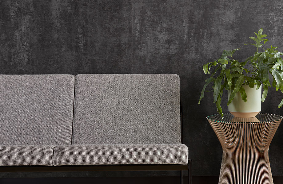 Laminado DecoMetal® M3724 Oxidized Silver Patina en revestimiento de paredes en sala de espera