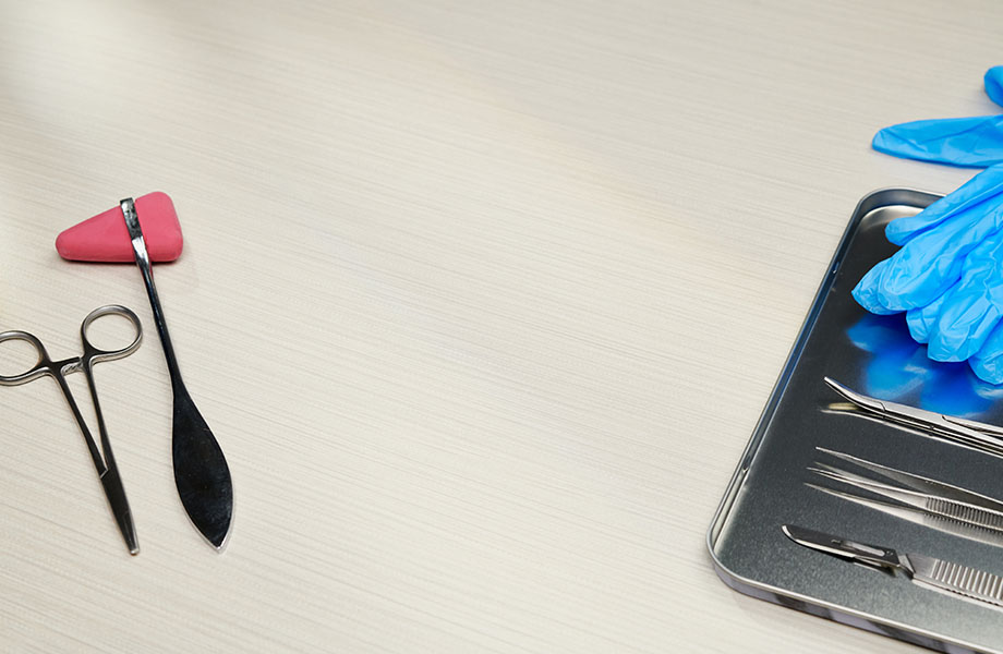 Gros plan d’une surface avec des instruments médicaux et des gants, dans un environnement de soins de santé, modèle Sergé Neutre  (8826A-58) avec propriétés antimicrobiennes  